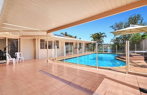 Robina House | Relaxing 4BR Robina Escape with Parking and Pool