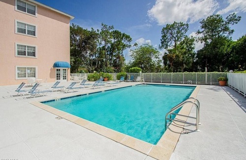 Central Naples Condo | Relaxing and peaceful at Miravista condo 5 min drive from the beach!