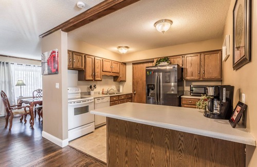 Overland Park House | Relaxing and spacious single family in heart of Overland Park