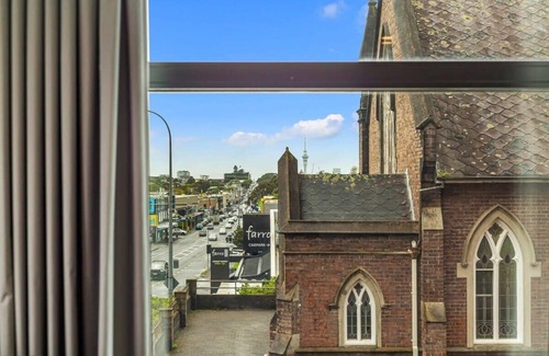 Mount Eden Apartment | Relaxing Apt. Steps from Eden Park | Zodiak Stays