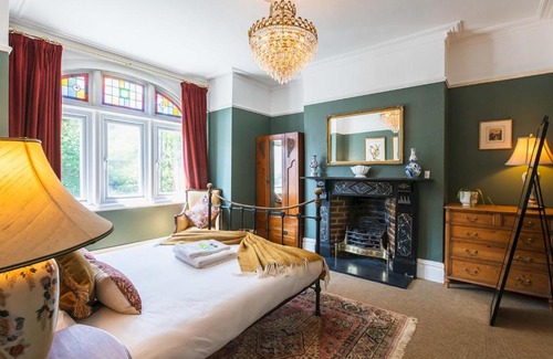 Munster Apartment | Relaxing Balcony Getaway in Fulham & Hammersmith Pass The Keys