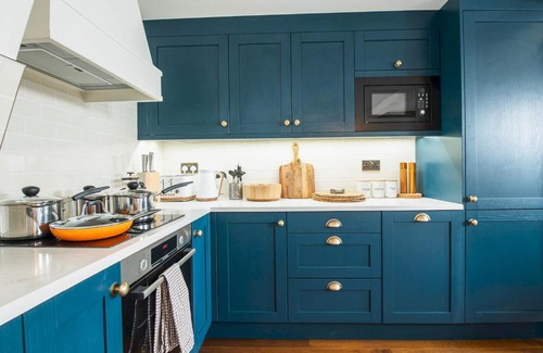 Munster Apartment | Relaxing Balcony Getaway in Fulham & Hammersmith Pass The Keys