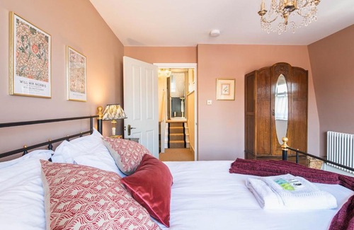 Munster Apartment | Relaxing Balcony Getaway in Fulham & Hammersmith Pass The Keys