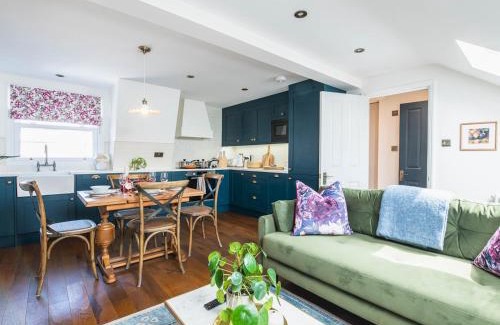 Munster Apartment | Relaxing Balcony Getaway in Fulham & Hammersmith Pass The Keys