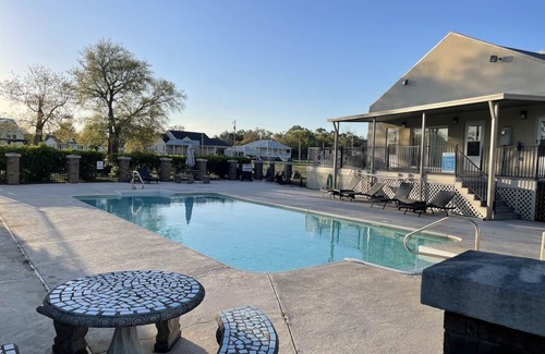 Long Beach Condo | Relaxing Beach Condo with a Pool