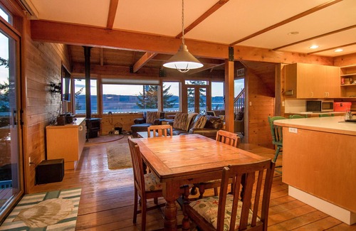 Camano Island Cabin | Relaxing beachfront setting to watch wildlife and tides! Kayaks & fun included!