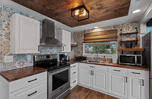 Englewood South House | Relaxing bungalow- Mins to Beach - Heated Pool