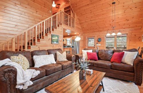 Blue Ridge Ski Chalet | Relaxing Cabin near Bear Claw Vineyard, Hot Tub, Game Room, Pet Friendly, sleeps10