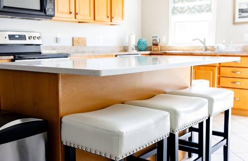 Newport East House | Relaxing Charmer Near Newport ; super cozy, clean & great for groups!