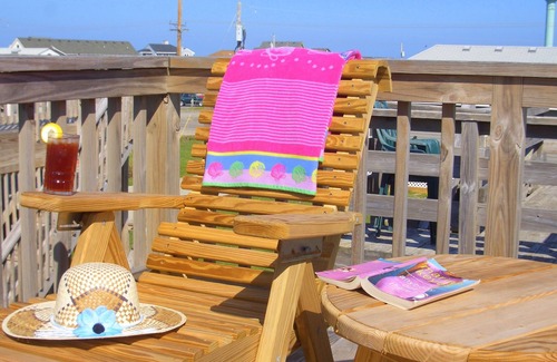 Hatteras Cottage | Relaxing, Cheerful ~ OCEANFRONT ~ Perfect for 2