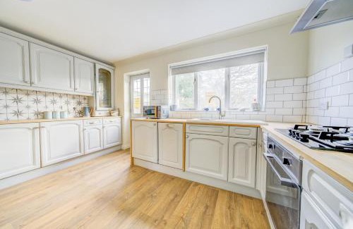 New Forest District Apartment | Relaxing Coastal Cottage with Hot Tub & Views