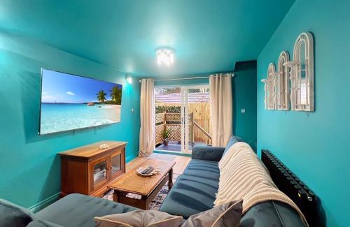 New Forest District Apartment | Relaxing Coastal Cottage with Hot Tub & Views