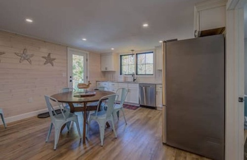 Wells Cabin | Relaxing Coastal Escape Near Beaches with Hot Tub