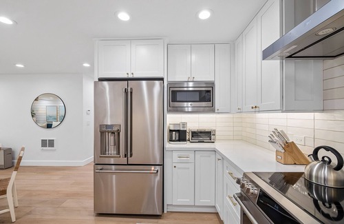 La Jolla Heights Apartment | Relaxing condo near beach with washer/dryer, on-site pool, hot tub