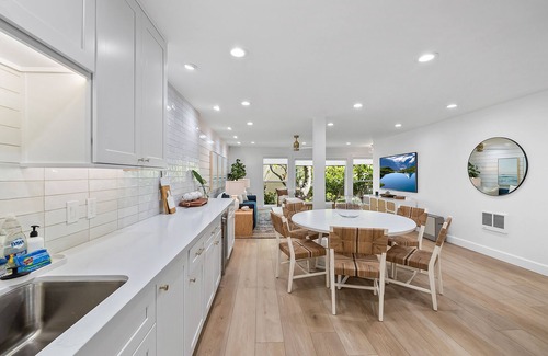 La Jolla Heights Apartment | Relaxing condo near beach with washer/dryer, on-site pool, hot tub