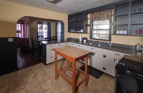 Cotter House | Relaxing cottage w/firepit, grill, private deck & cable blocks from white river