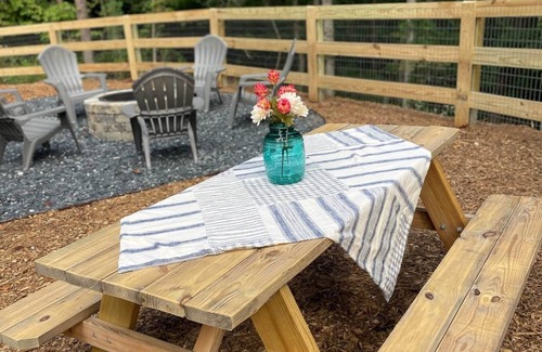 Dahlonega House | Relaxing Dahlonega Cottage with Hot Tub