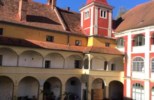 Ilz Apartment | Relaxing Days at Renaissance Castle - 2BR