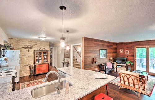 Sybertsville Cottage | Relaxing Eagle Rock Resort Home - 1 Block to Lake!