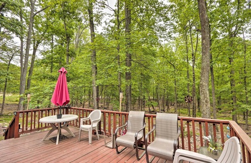 Sybertsville Cottage | Relaxing Eagle Rock Resort Home - 1 Block to Lake!