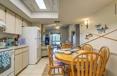 Homosassa House | Relaxing Escape-Charming 2-bedroom house in Homosassa on the water with WiFi