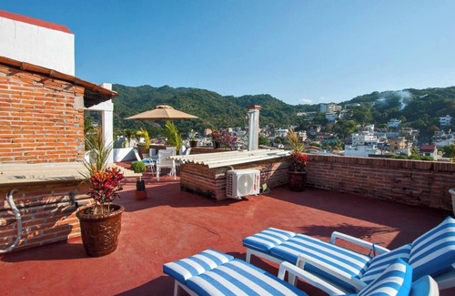 Lazaro Cardenas Apartment | Relaxing Escape in a Local Neighborhood w/Rooftop –Near Zona Romantica & Beach