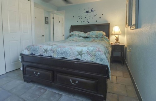 Hudson Beach Estates House | Relaxing Exceptional Waterfront Getaway with Boat Onsite