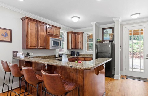 Dadeville House | Relaxing Family Getaway - Dock, Kayaks, Fishing