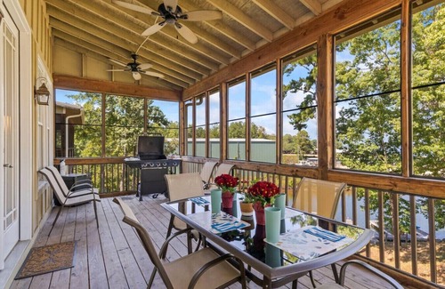 Dadeville House | Relaxing Family Getaway - Dock, Kayaks, Fishing