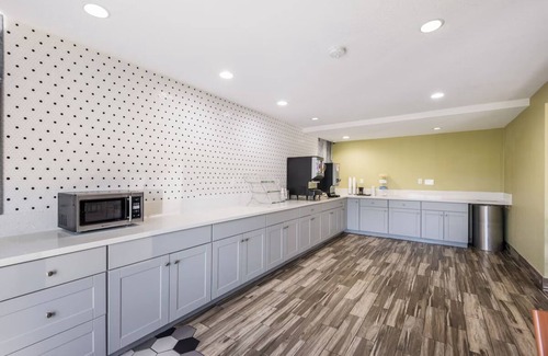 Lovington Hotel | Relaxing Family Ready Room Near Downtown | Free Onsite Parking