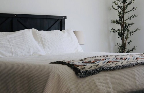 El Cajon House | Relaxing farm stay with mini Donkeys-5 minutes to Casino