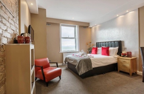 Westcliff-on-Sea Hotel | Relaxing Getaway with Tranquil Atmosphere - Breakfast, Parking & Beach Access