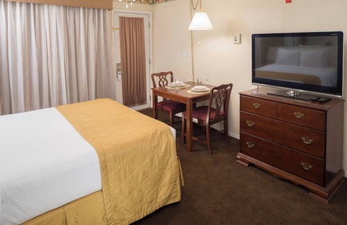 Table Rock Hotel | Relaxing Getaway! 2 Comfortable Units, Pool, Free Parking, Near Titanic Museum