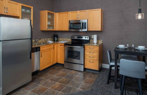 Arts/Warehouse District Hotel | Relaxing Getaway Awaits! Two Comfortable Suites, Outdoor Pool, Free Breakfast!