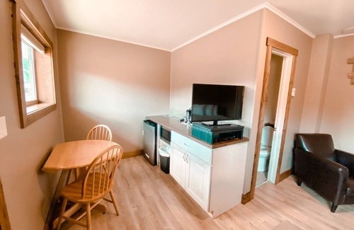 Oak Creek Apartment | Relaxing Getaway in our Woodsy Deluxe Room at Lodges of Oak Creek!