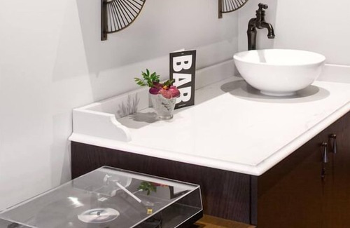 Riverside Hotel | Relaxing Getaway! On-Site Bar and Café, Minutes to Yonge-Dundas Square