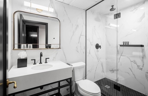 Riverside Hotel | Relaxing Getaway! On-Site Bar and Café, Minutes to Yonge-Dundas Square