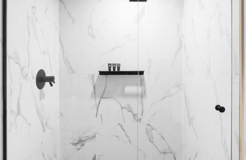 Riverside Hotel | Relaxing Getaway! On-Site Bar and Café, Minutes to Yonge-Dundas Square