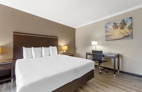 North Redondo Hotel | Relaxing Getaway w/Plush Bedding & Easy Beach Access – Great for Couples!