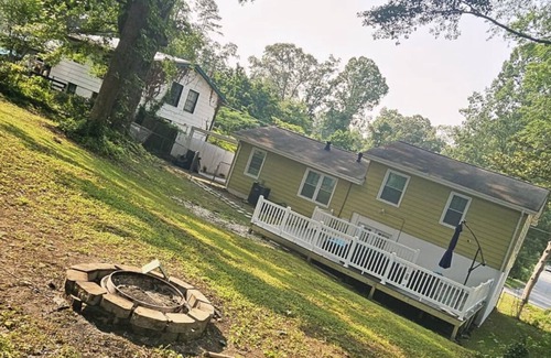 Church Street House | Relaxing Getaway w/outdoor fire pit ,Outdoor deck, game room and near Airport