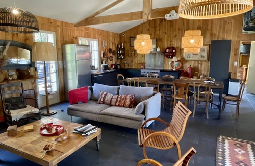 Piraillan House | Relaxing holiday house with pool close to the market