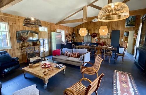 Piraillan House | Relaxing holiday house with pool close to the market