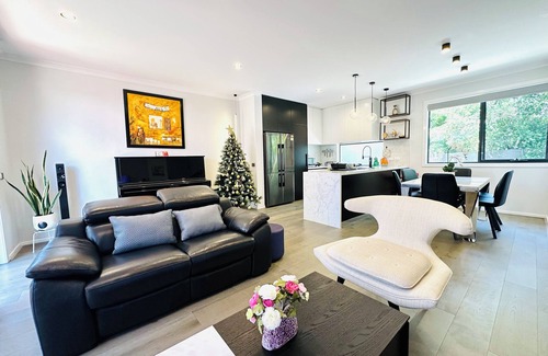 Mount Waverley House | Relaxing home at near Chadstone with unlimited wifi and NETFLIX