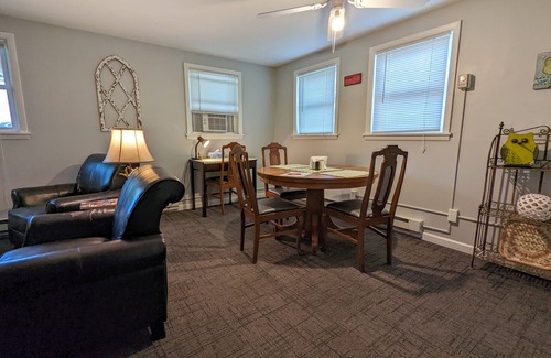 Clear Lake Apartment | Relaxing Home Away - Beach, Downtown Just 4 blocks