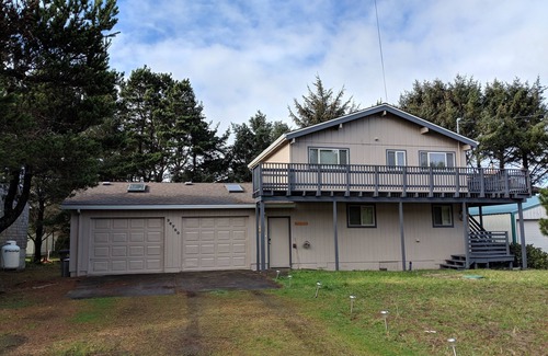 Rockaway Beach House | Relaxing home for families a short walk from the beach on a quiet street