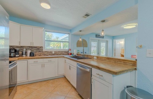 Largo Apartment | Relaxing home Mini-Golf/heated pool 2/2