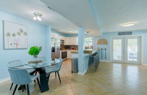 Largo Apartment | Relaxing home Mini-Golf/heated pool 2/2