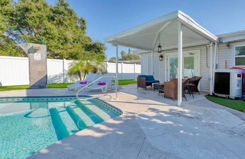 Largo Apartment | Relaxing home Mini-Golf/heated pool 2/2