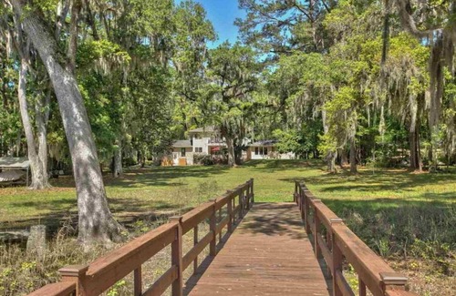 Tallahassee House | Relaxing home on the Lake with dock, and outdoor dining area