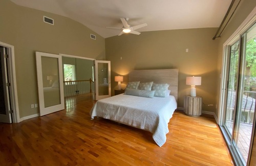 Tallahassee House | Relaxing home on the Lake with dock, and outdoor dining area